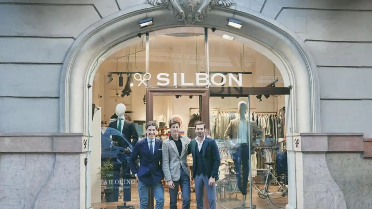 <p> Pablo L&oacute;pez (CEO de Silbon), Oriol Elcacho (modelo), Carlos Galluzo (marketing manager Silbon) </p>