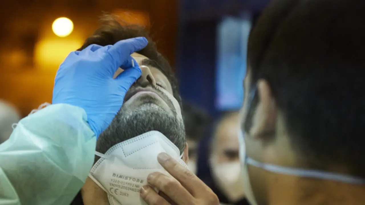 <p> Un costalero es sometido a un test de ant&iacute;genos durante el primer ensayo de costaleros de la Hermandad del Baratillo, con medidas covid-19, preparatorio a la Semana Santa de 2022, a 2 de febrero de 2022 en Sevilla (Andaluc&iacute;a, Espa&ntilde;a) - Joaquin Corchero - Europa Press </p>