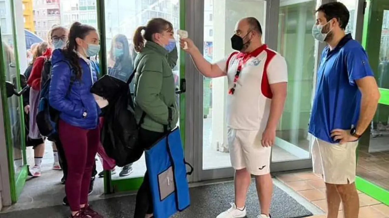 <p> Cambio protocolo COVID. Toma de temperatura en Ourense </p>