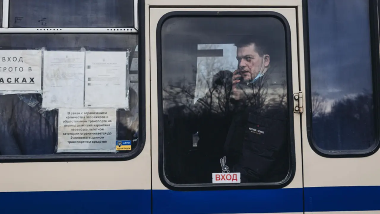 <p> Un hombre mira desde un autob&uacute;s que lleva a desplazados del Donbass hacia el oeste del pa&iacute;s - Diego Herrera - Europa Press </p>