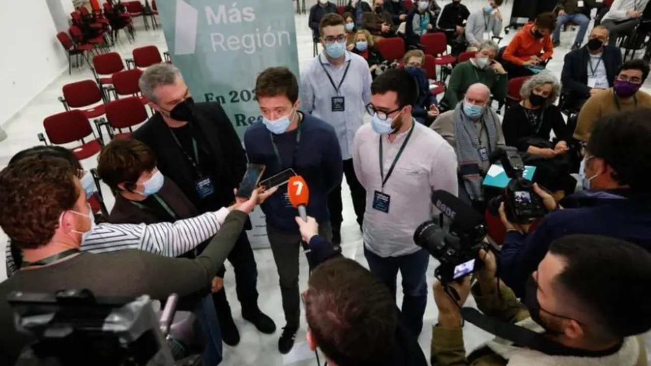 <p> El diputado nacional de M&aacute;s Regi&oacute;n, I&ntilde;igo Errej&oacute;n, ha inaugurado I Escuela de militancia del partido en Murcia </p>