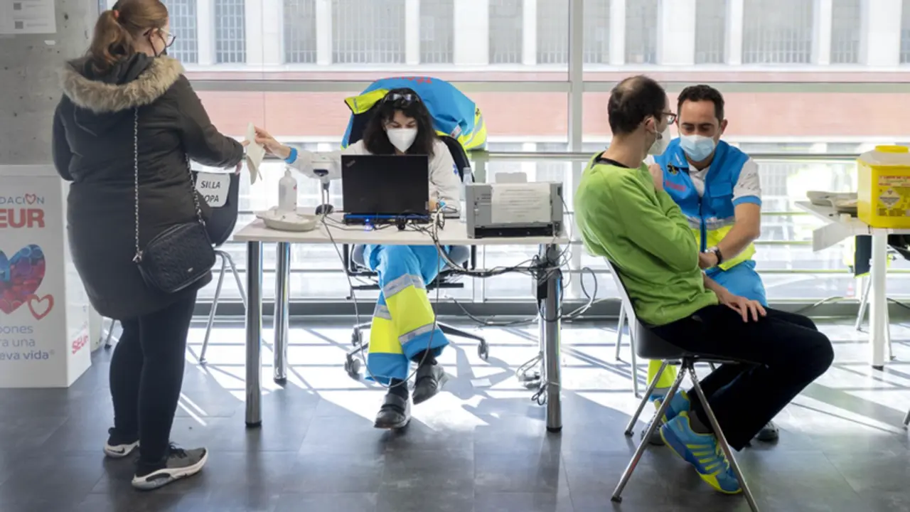 <p> Archivo - Dos personas son vacunadas contra el Covid-19, en el WiZink Center, a 20 de enero de 2022, en Madrid, (Espa&ntilde;a). - Alberto Ortega - Europa Press - Archivo </p>