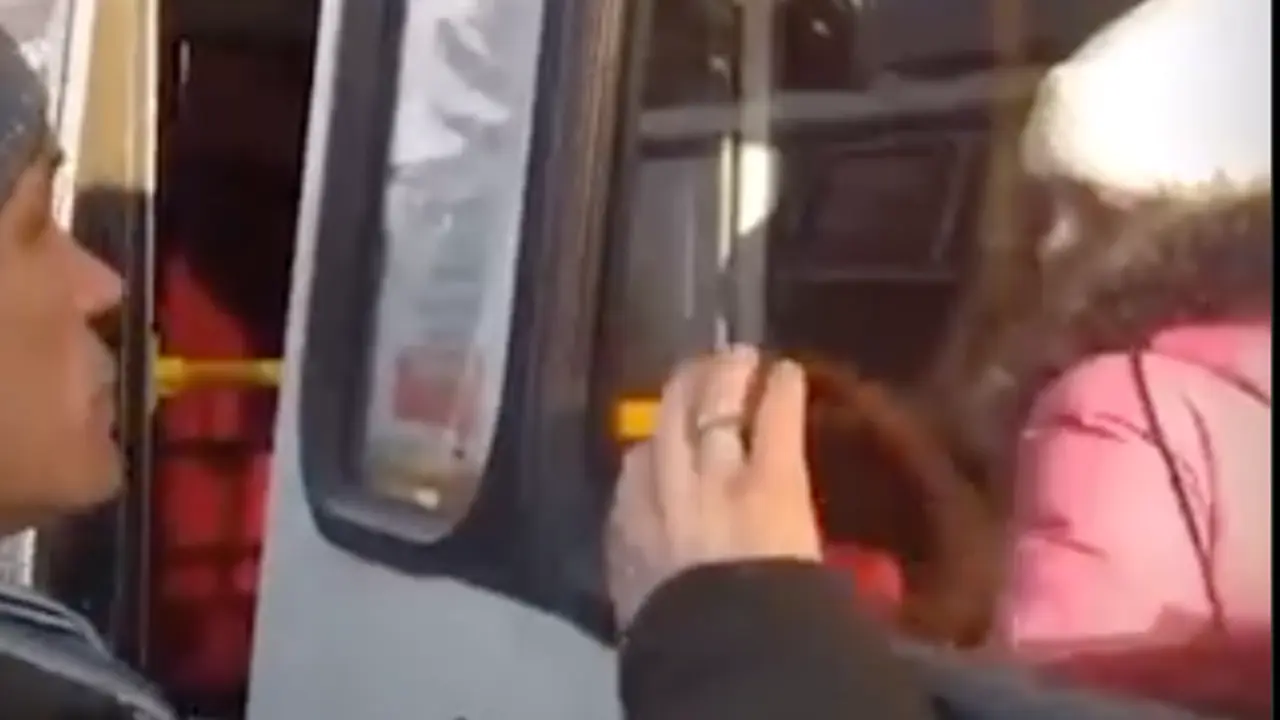 <p> Despedida de un padre y su hija. TWITTER </p>