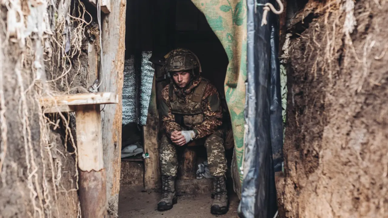 <p> Un soldado del ej&eacute;rcito ucraniano en una trinchera en el frente de Niu York, Donetsk (Ucrania) - Diego Herrera - Europa Press </p>