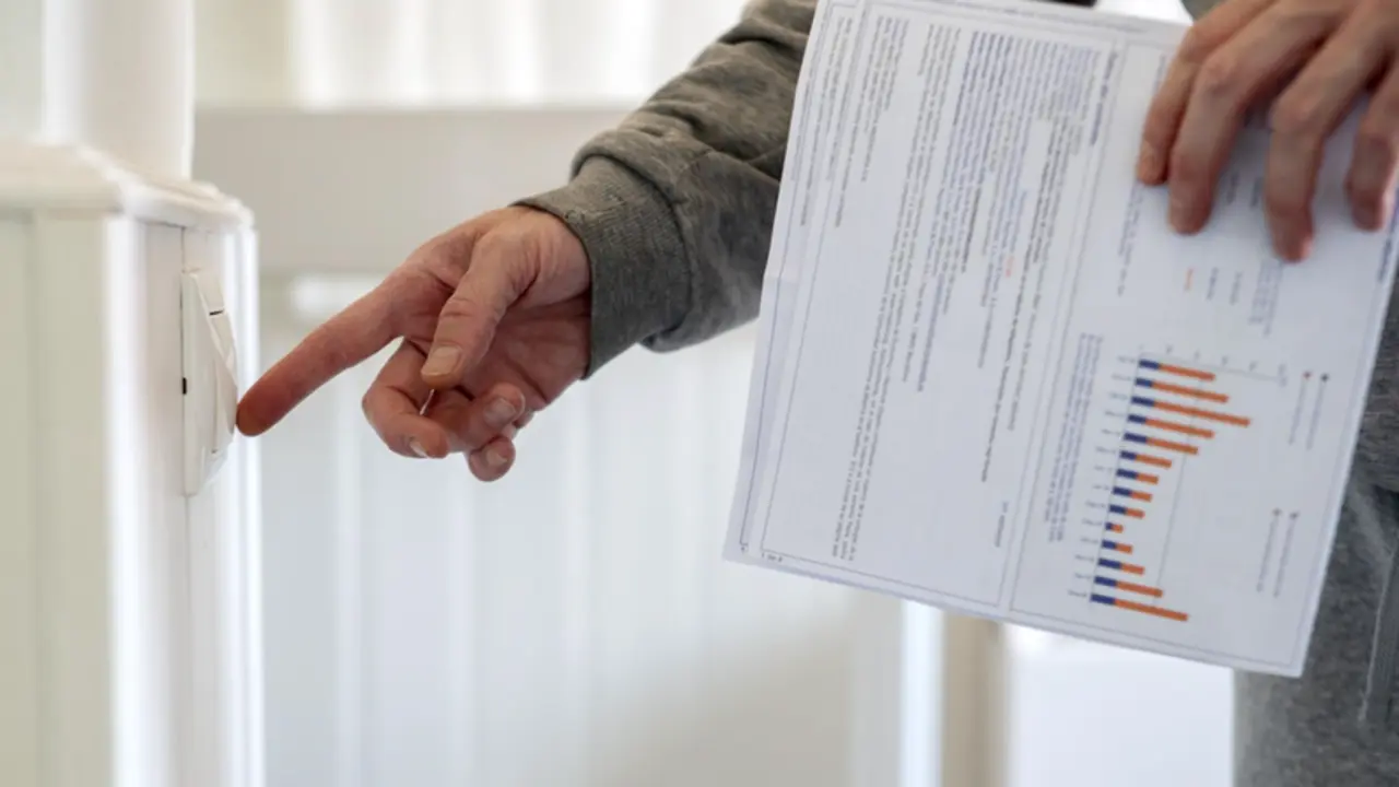 <p> Un hombre enciende un interruptor con una factura de luz en la mano, a 3 de enero de 2022, en Madrid, (Espa&ntilde;a). - Alberto Ortega - Europa Press </p>