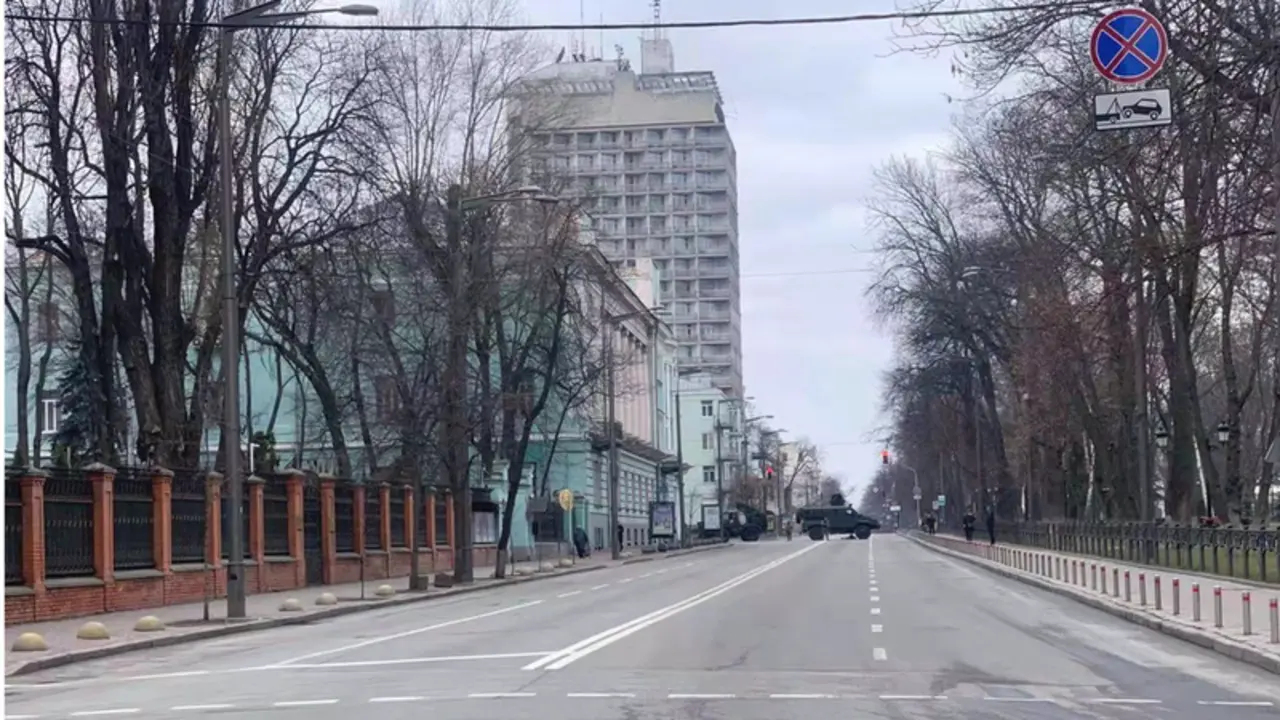 <p> Una calle vac&iacute;a en Kiev - Lu Jinbo / Xinhua News </p>