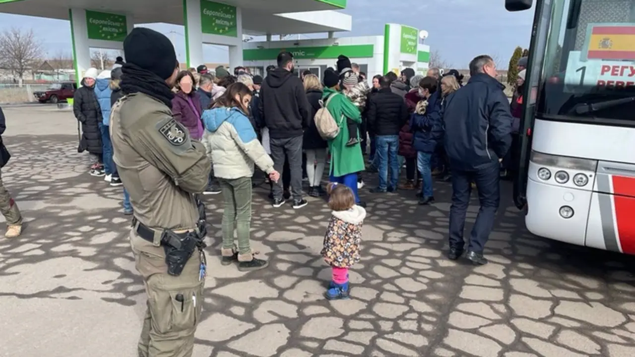 <p> Convoyes con espa&ntilde;oles escoltados por los GEO en Ucrania. - POLIC&Iacute;A NACIONAL </p>