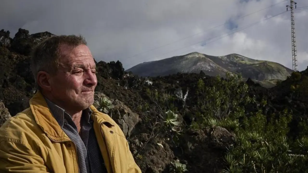 <p> El residente de la Palma Manuel, de 66 a&ntilde;os, en las inmediaciones de su casa, en Tacande </p>