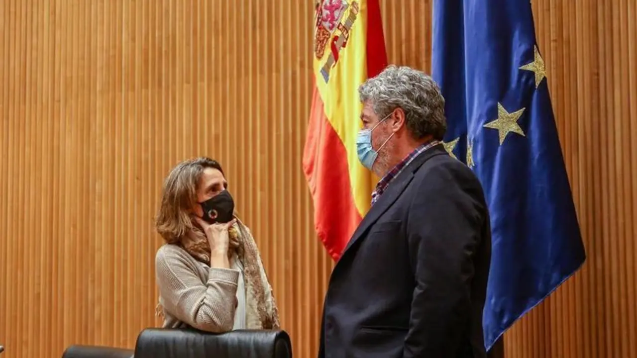 <p> La vicepresidenta cuarta del Gobierno y ministra para la Transici&oacute;n Ecol&oacute;gica y el Reto Demogr&aacute;fico, Teresa Ribera (i), y el presidente y portavoz de la Comisi&oacute;n de Transici&oacute;n Ecol&oacute;gica, Juantxo L&oacute;pez de Uralde (d) </p>