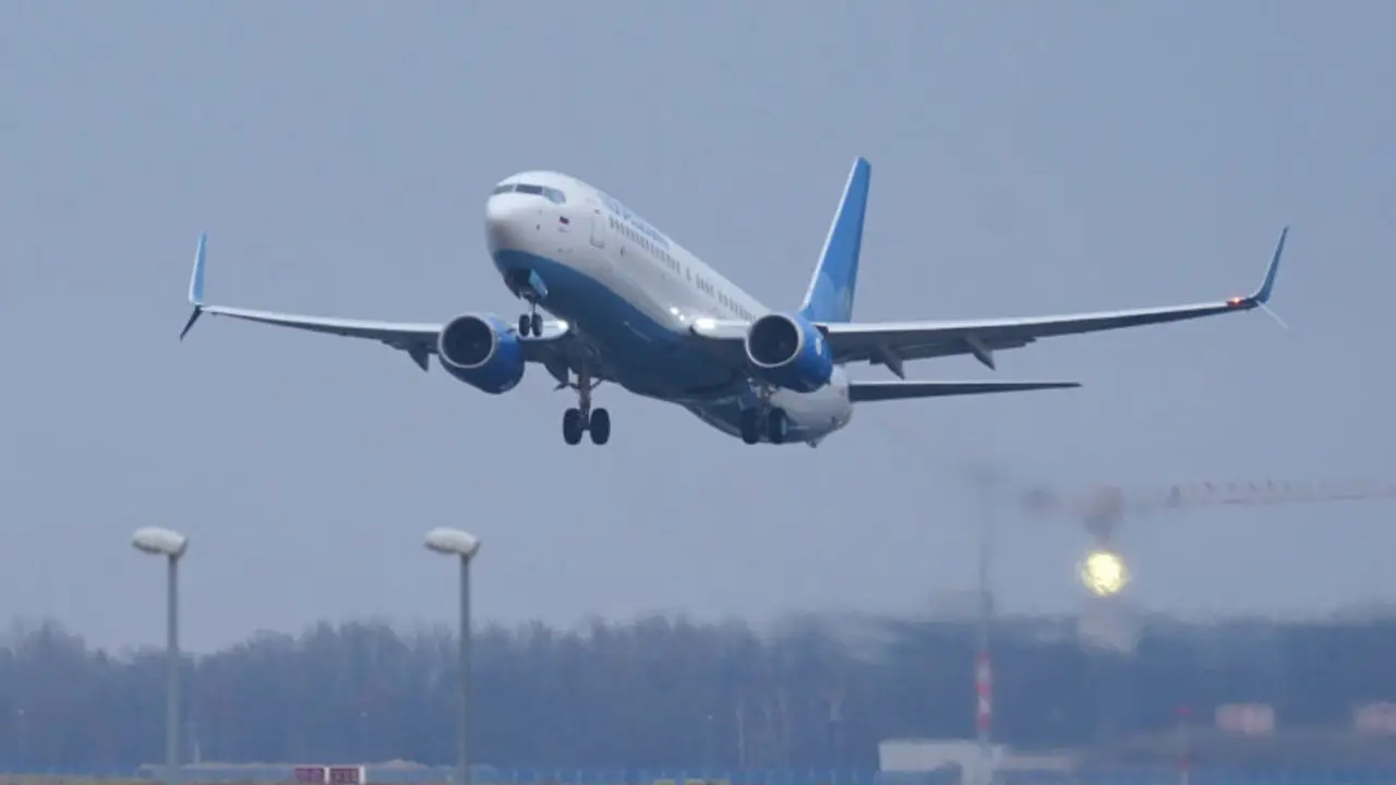 <p> Avi&oacute;n de una aerol&iacute;nea rusa despegando </p>