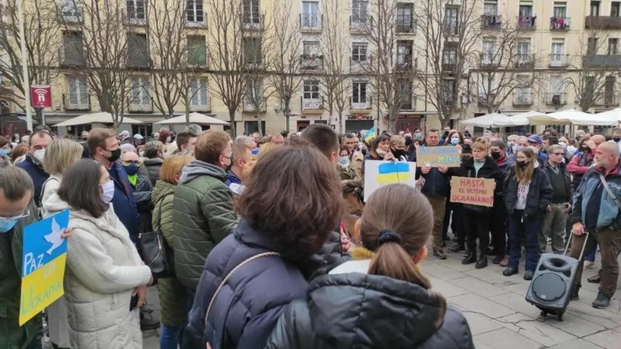 <p> Concentraci&oacute;n en apoyo al pueblo ucraniano en Logro&ntilde;o </p>