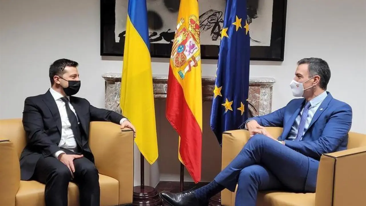 <p> El presidente del Gobierno, Pedro S&aacute;nchez, y el mandatario de Ucrania, Volodimir Zelenski </p>