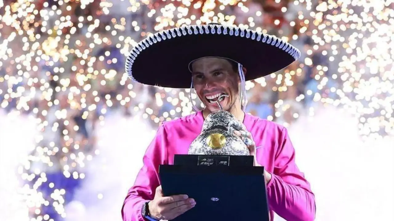 <p> Rafa Nadal levantando el t&iacute;tulo de Acapulco </p>