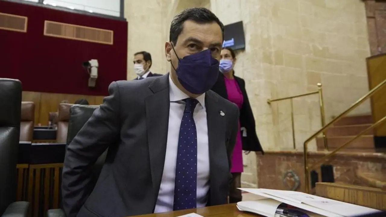 <p> El presidente de la Junta, Juanma Moreno, durante sesi&oacute;n plenaria ordinaria en el Parlamento de Andaluc&iacute;a, a 23 de febrero de 2022 en Sevilla </p>