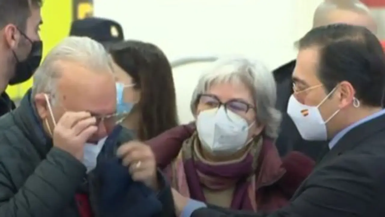 <p> Los rescatados siendo recibidos por las familias y el ministro de exteriores </p>