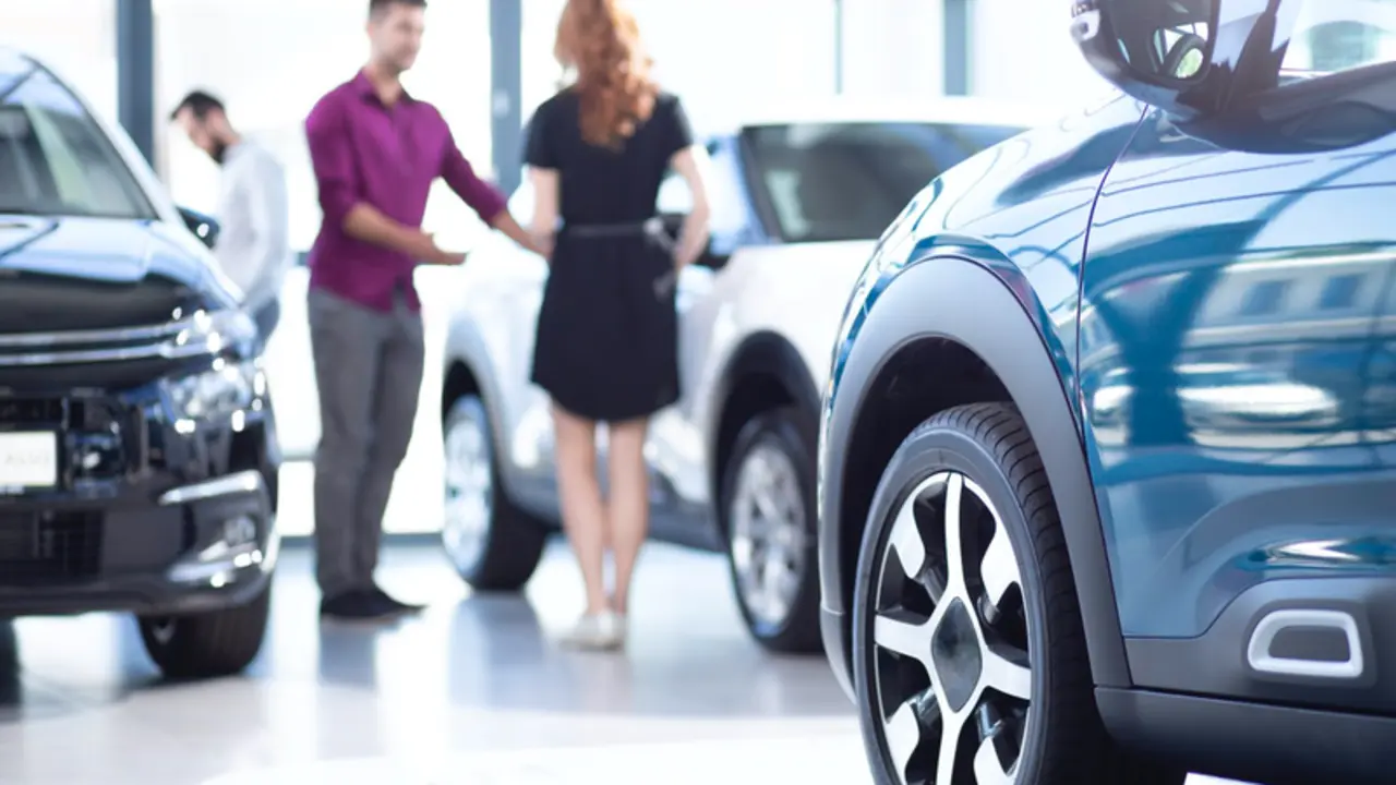 <p> Archivo - Imagen de un concesionario de coches. - COCHES.NET - Archivo </p>