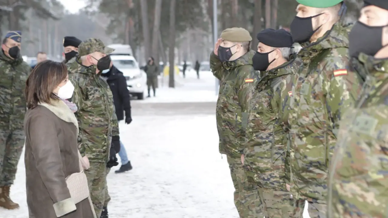 <p> Archivo - La ministra de Defensa, Margarita Robles, en su visita a los militares espa&ntilde;oles desplegados en Letonia - MINISTERIO DE DEFENSA - Archivo </p>