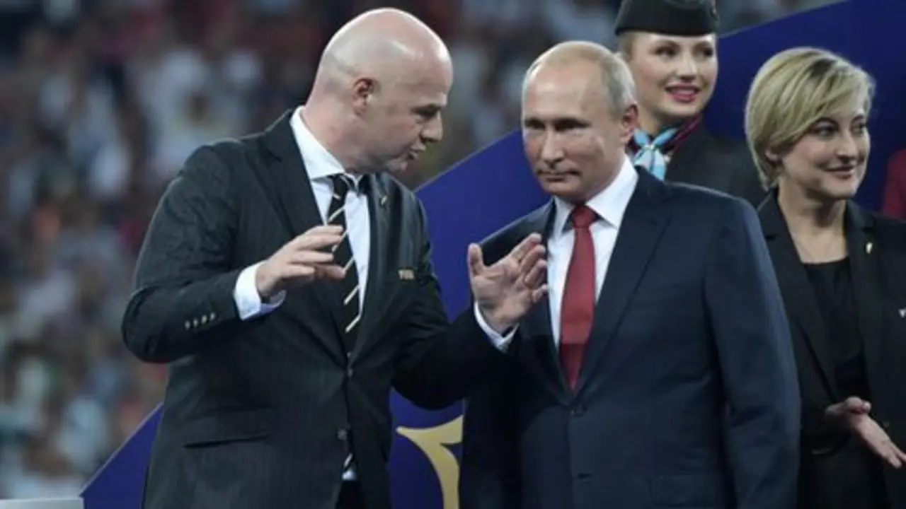 <p> El Presidente de la FIFA junto a Vladimir Putin </p>