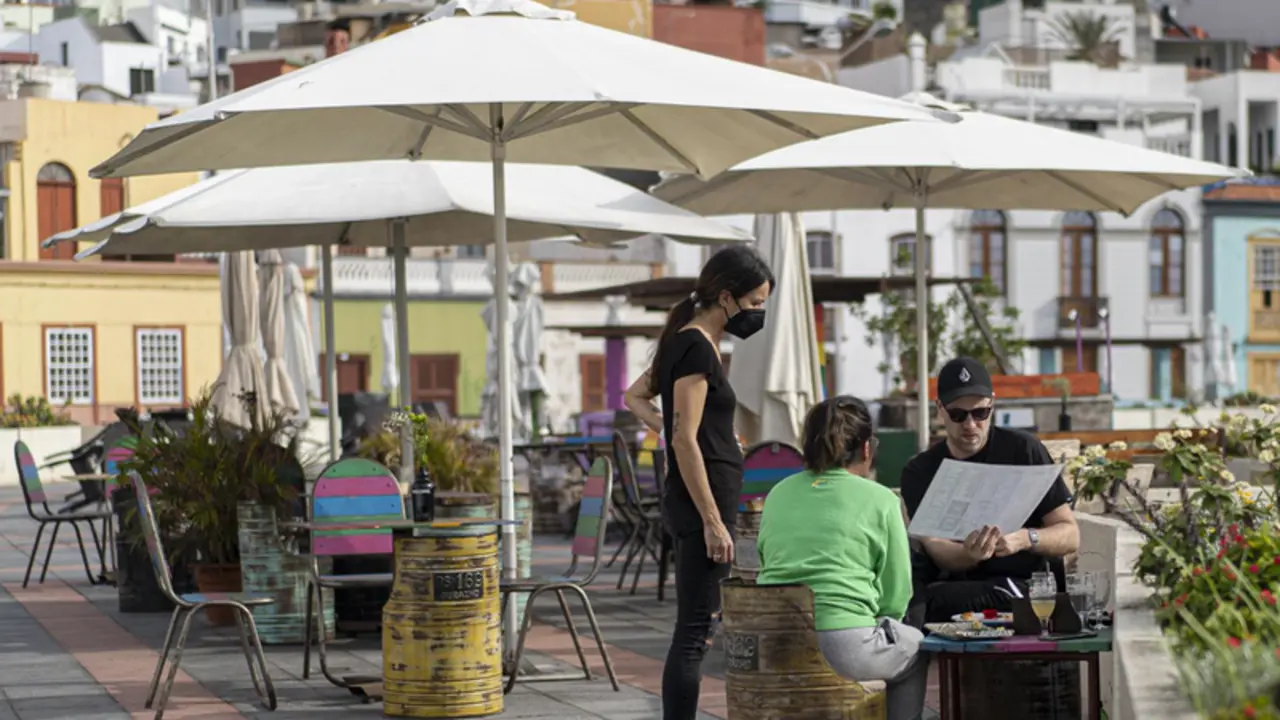 <p> Archivo - Una camarera atiende a dos personas en un establecimiento canario - Pau de la Calle - Europa Press - Archivo </p>