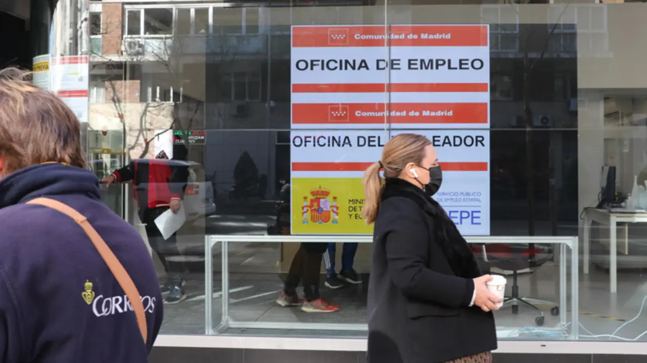 <p> Una mujer pasa por delante de una Oficina de Empleo en Madrid. - Marta Fern&aacute;ndez Jara. - Europa Press. </p>