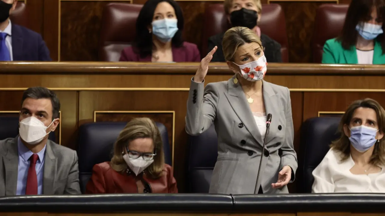 <p> La vicepresidenta segunda y ministra de Trabajo y Econom&iacute;a Social, Yolanda D&iacute;az, interviene en una sesi&oacute;n plenaria, en el Congreso de los Diputados, a 23 de febrero de 2022, en Madrid (Espa&ntilde;a). - Eduardo Parra - Europa Press </p>