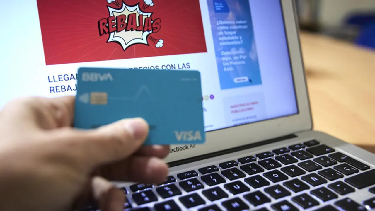 <p> Una persona compra con su tarjeta de cr&eacute;dito durante la semana en que han dado comienzo las Rebajas Online, a 4 de enero de 2022, en Madrid, (Espa&ntilde;a). - Jes&uacute;s Hell&iacute;n - Europa Press </p>