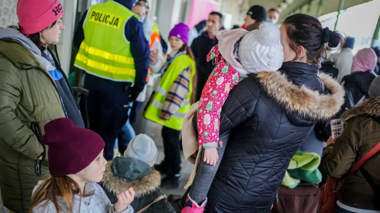 <p> Mujeres con sus hijos esperando en una estaci&oacute;n de tren cerca de la frontera entre Ucrania y Polonia. - Kay Nietfeld/dpa </p>