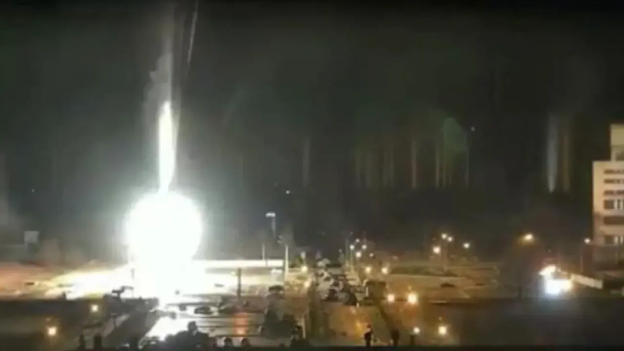 <p> Rusia bombardea la central nuclear de Zaporiyia, en Ucrania. - Informativos Telecinco. </p>