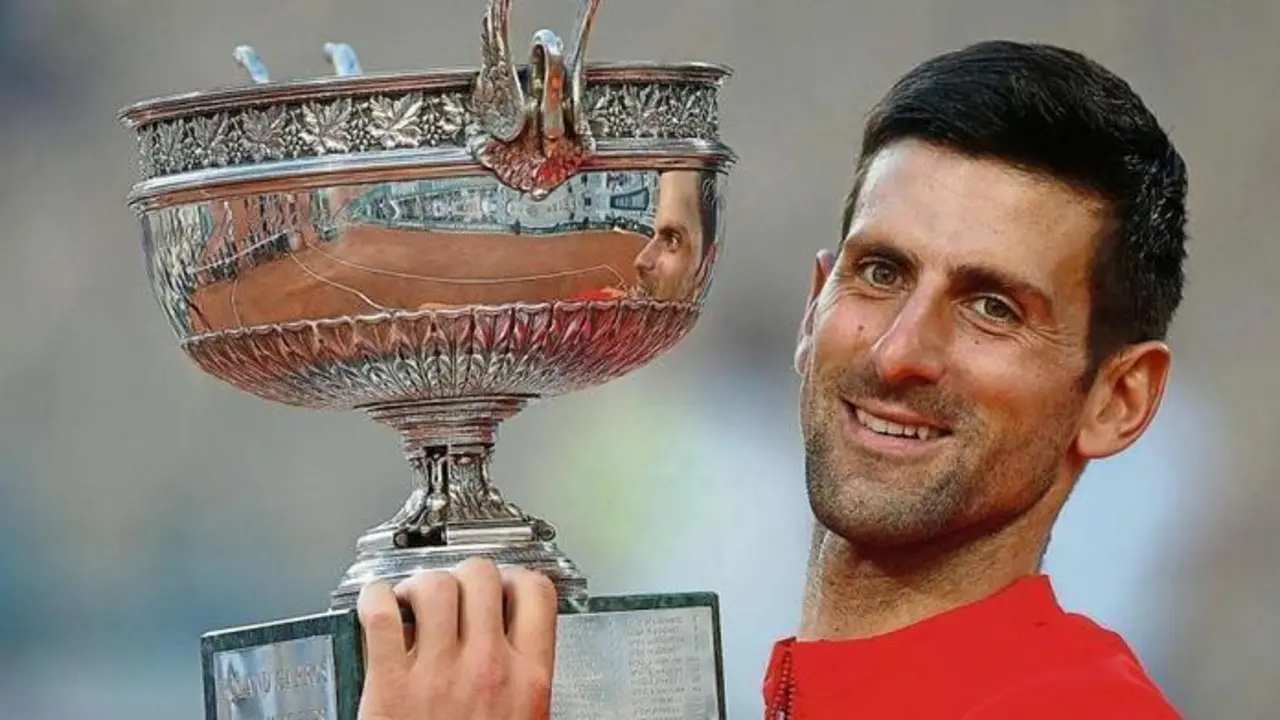 <p> Novak Djokovic con el t&iacute;tulo de Roland Garros el a&ntilde;o pasado </p>