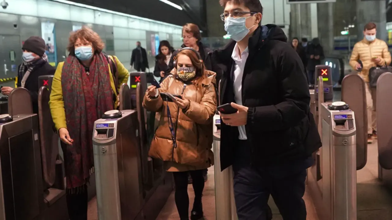 <p> 24 February 2022, United Kingdom, London: Commuters take the underground in west London after all coronavirus laws in England including the legal requirement for people who test positive to isolate come to an end. Photo: Victoria Jones/PA Wire/dpa - Victoria Jones/PA Wire/dpa </p>