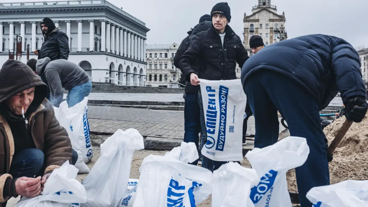 <p> Varias personas llenan sacos de arena para construir barricadas en la plaza de Maidan - Diego Herrera - Europa Press </p>