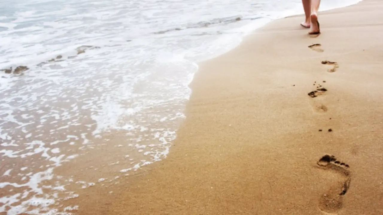 <p> Archivo - Aprender a caminar no es cosa de ni&ntilde;os, andar, playa, arena, mar, pies - JOAN VICENT CANT&Oacute; ROIG - Archivo </p>