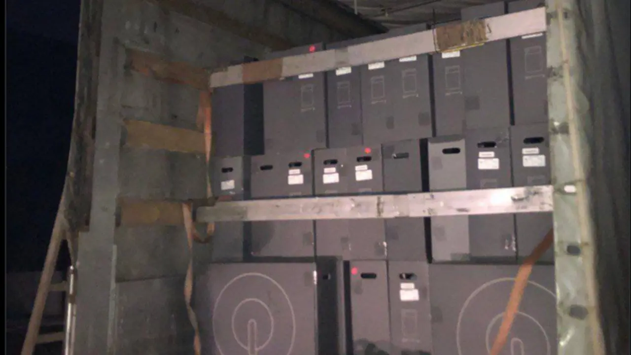 <p> Cami&oacute;n de terminales Starlink. </p>