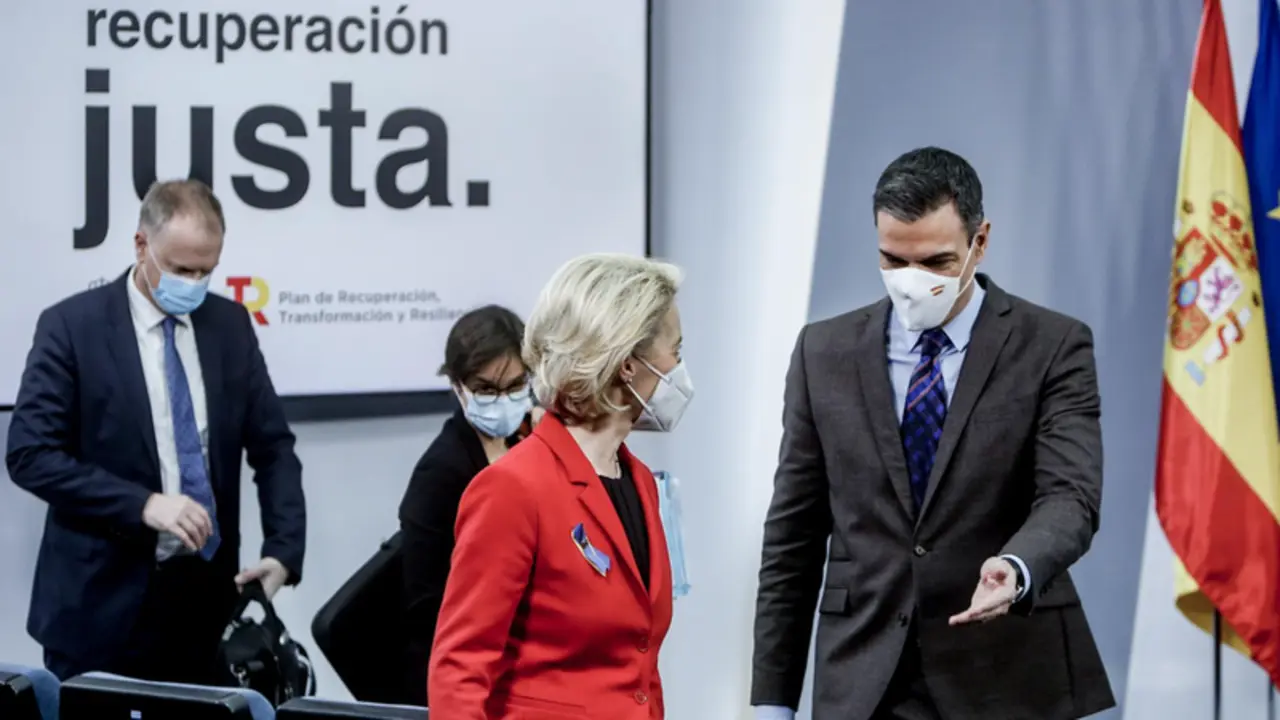 <p> Comisi&oacute;n Europea, Ursula von der Leyen, y el presidente del Gobierno, Pedro S&aacute;nchez, tras la rueda de prensa despu&eacute;s de su reuni&oacute;n en La Moncloa, a 5 de marzo de 2022, en Madrid (Espa&ntilde;a) - Ricardo Rubio - Europa Press </p>