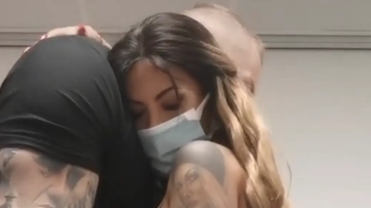 <p> Simo Chira abarazando a su pareja </p>