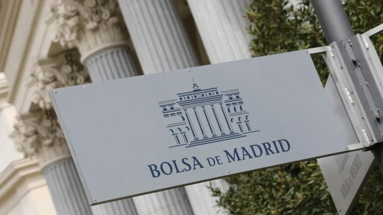 <p> Archivo - Cartel colocado en las inmediaciones del edificio de La Bolsa de Madrid. - Marta Fern&aacute;ndez Jara. - Europa Press. - Archivo. </p>