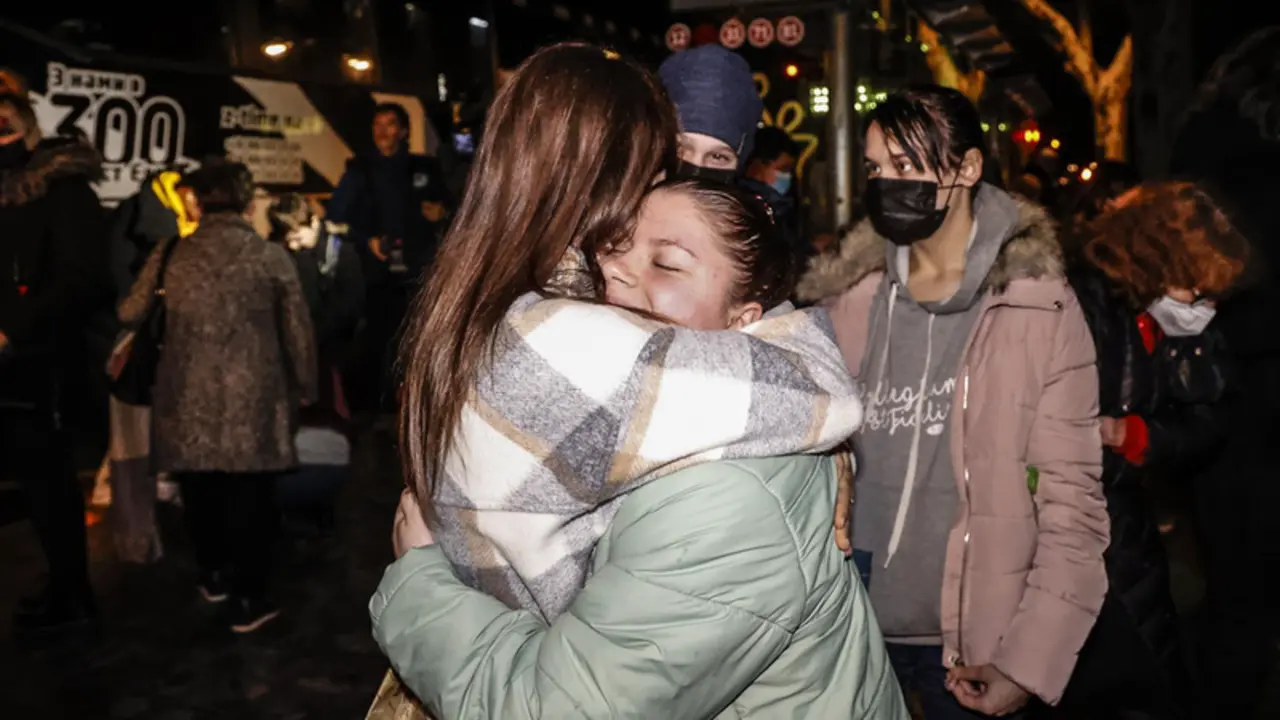 <p> Dos personas se abrazan a su llegada a Valencia tras haber finalizado un viaje en autob&uacute;s a bordo de la ONG Juntos por la Paz. - Rober Solsona - Europa Press </p>