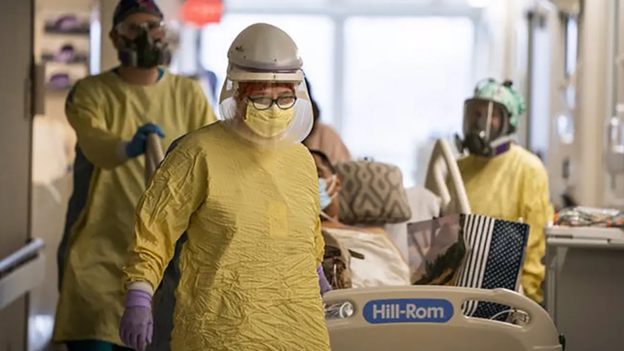 <p> Archivo - 14 January 2022, US, Coon Rapids: A nurse brings a COVID-19 patient into the ICU from another floor of the hospital at Mercy Hospital in Coon Rapids - -/Minneapolis Star Tribune/TNS v / DPA - Archivo </p>