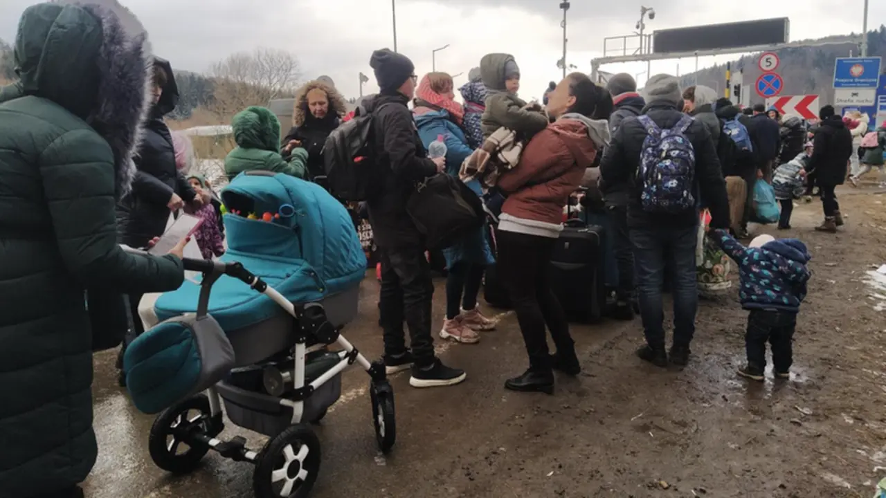 <p> Familias con ni&ntilde;os en la frontera entre Ucrania y Polonia. - ALDEAS INFANTILES SOS </p>