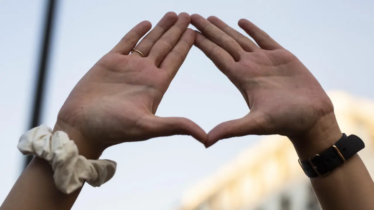 <p> Archivo - Una mujer levanta las manos en la Puerta del Sol, Madrid, (Espa&ntilde;a). - Alejandro Mart&iacute;nez V&eacute;lez - Europa Press - Archivo </p>