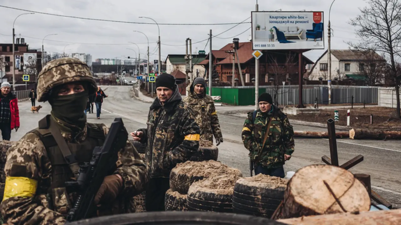 <p> Un soldado del ejercito ucraniano en un check point de la ciudad de Irpin, a 4 de marzo de 2022, en Irpin (Ucrania) - Diego Herrera - Europa Press </p>