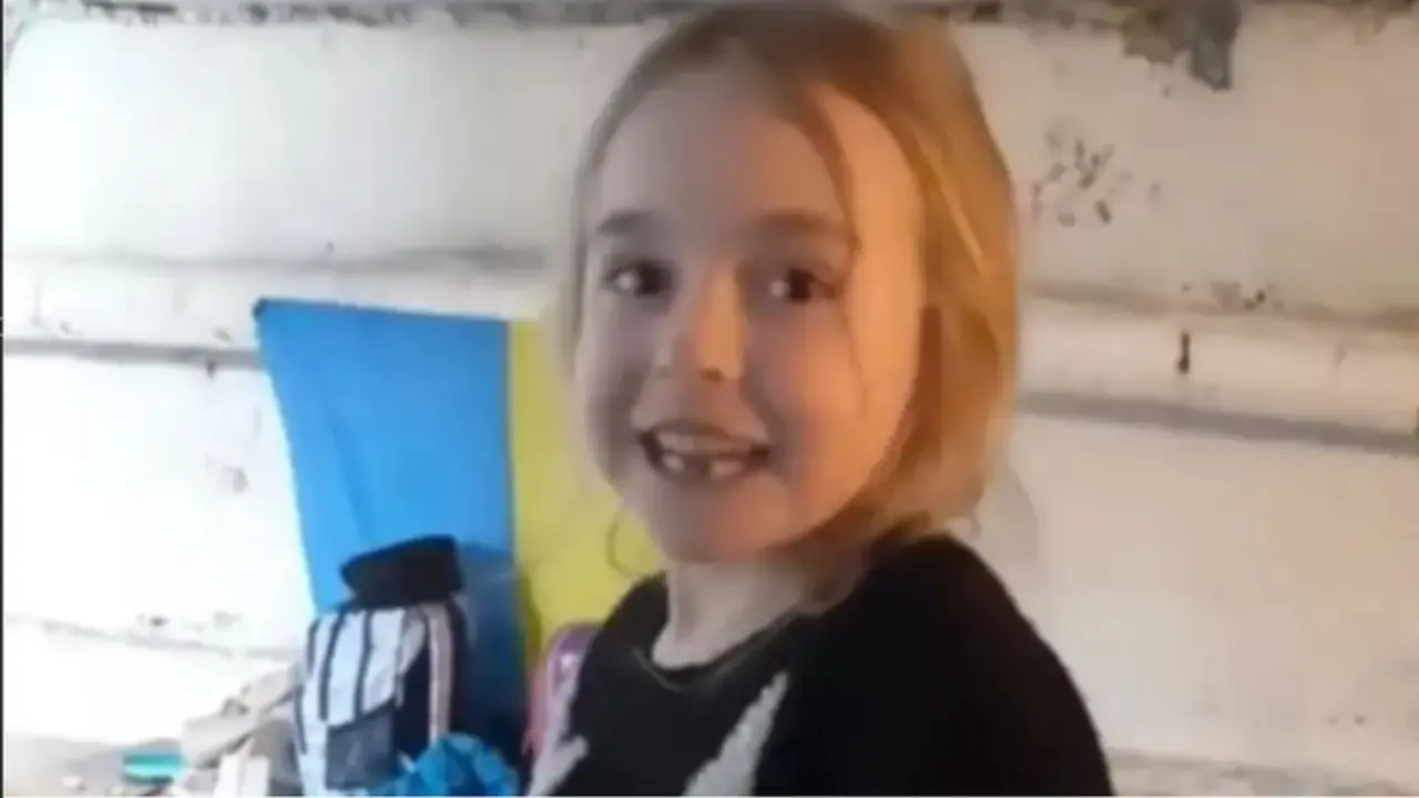 <p> Amelia cantando Let it Go en el b&uacute;nker de Kiev. Fuente: Telecinco </p>