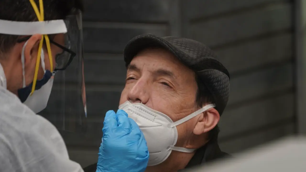 <p> Archivo - 30 December 2021, US, New York: A man takes a Coronavirus (Covid-19) PCR test at a testing site in the Times Square Subway station ahead of New Year's Eve. - Bryan Smith/ZUMA Press Wire/dpa - Archivo </p>