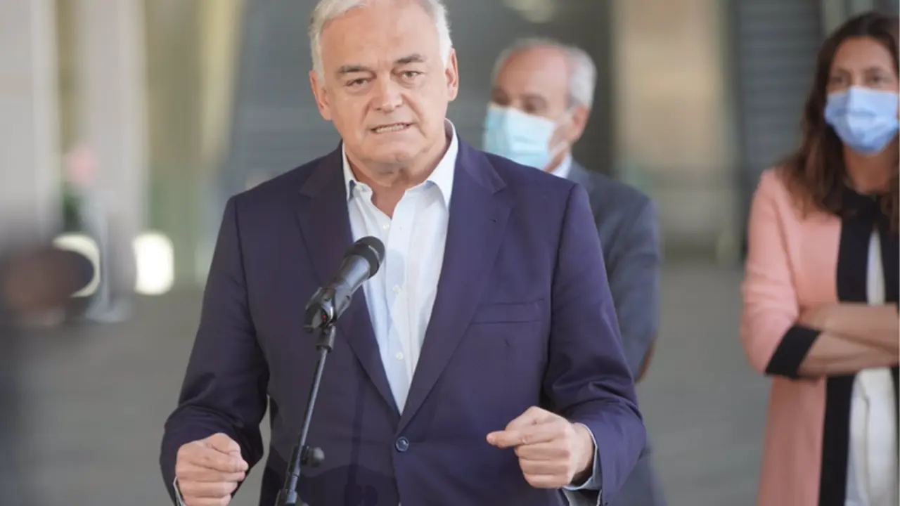 <p> El presidente del comit&eacute; organizador del congreso del PP, Esteban Gonz&aacute;lez Pons, ofrece una rueda de prensa en Sevilla junto a la portavoz del Grupo Popular, Cuca Gamarra, tras visitar las instalaciones del c&oacute;nclave de abril. - EDUARDO BRIONES (EP) </p>