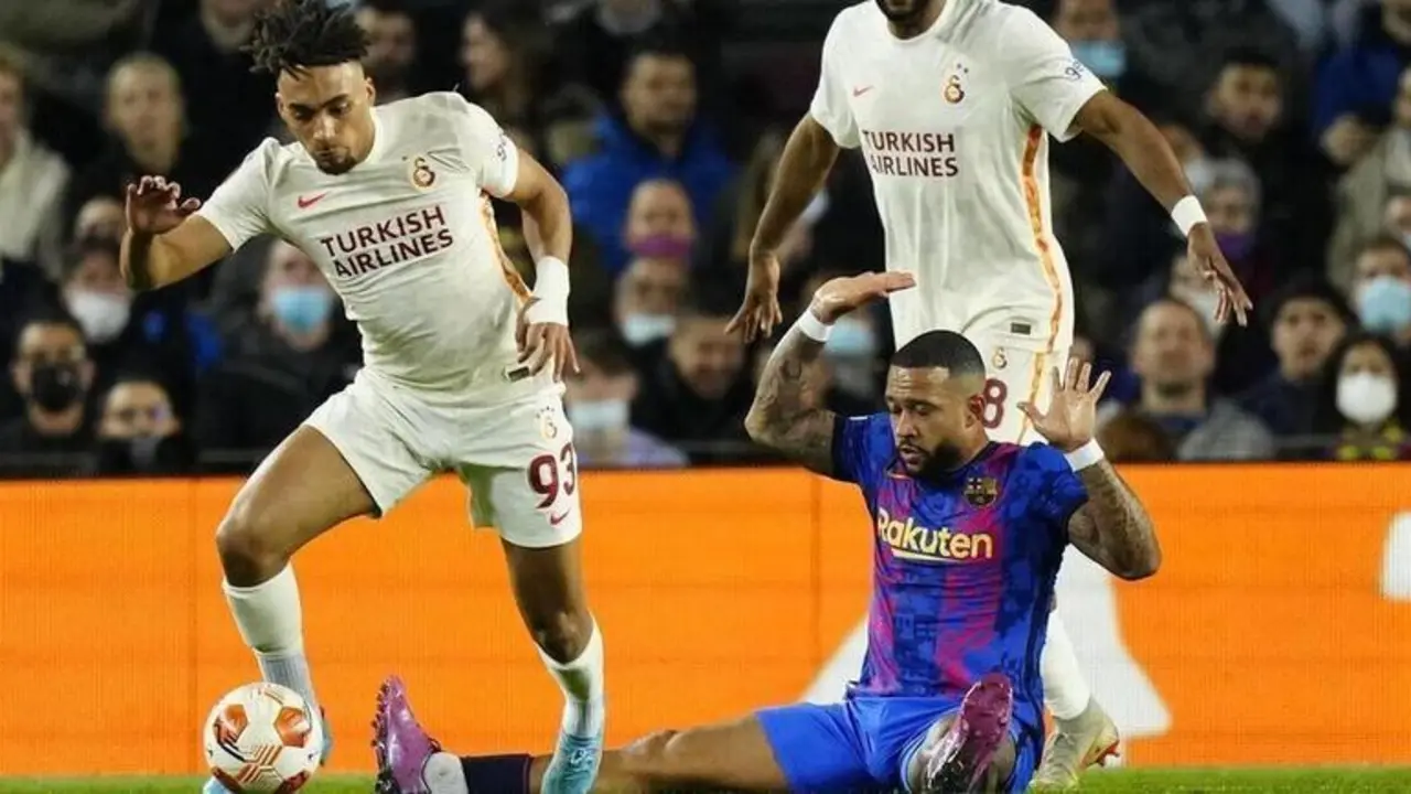 <p> Depay perdiendo un bal&oacute;n ante jugadores del Galatasaray </p>