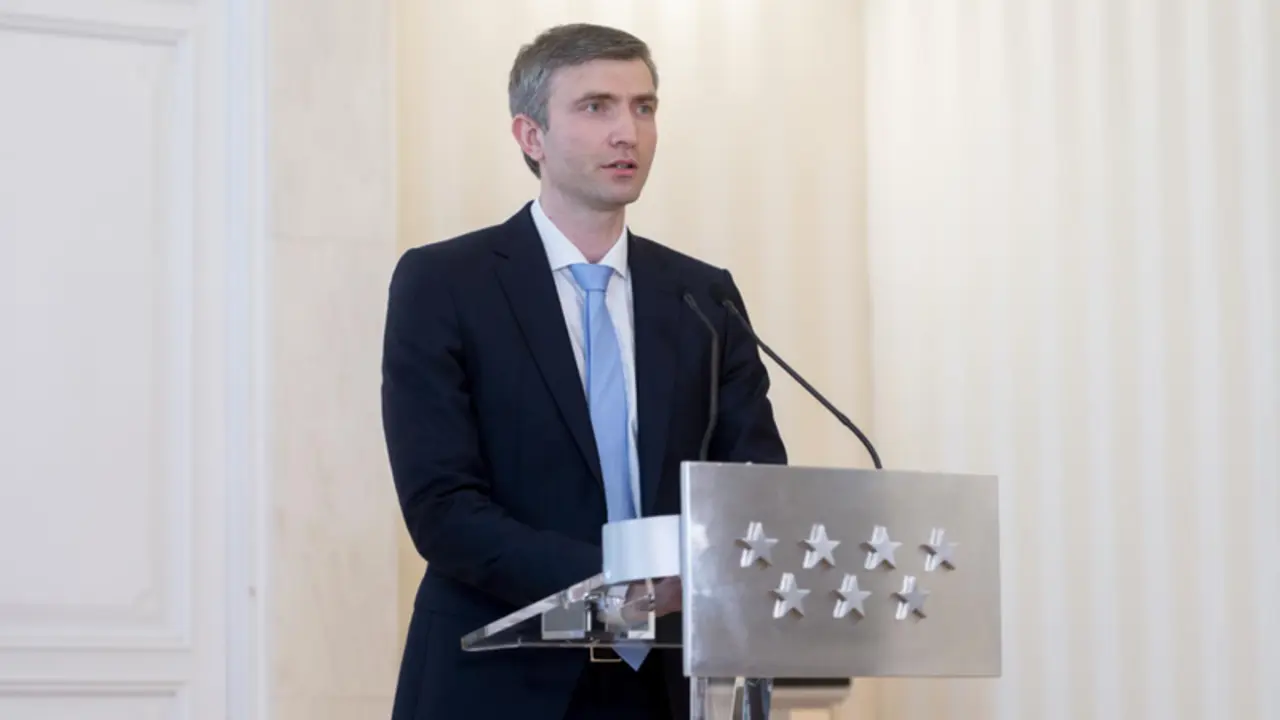 <p> El ministro consejero y encargado de Negocios de la Embajada de Ucrania en Espa&ntilde;a, Dmytro Matiuschenko, interviene tras un encuentro con la presidenta de la Comunidad de Madrid, en la Real Casa de Correos. </p>