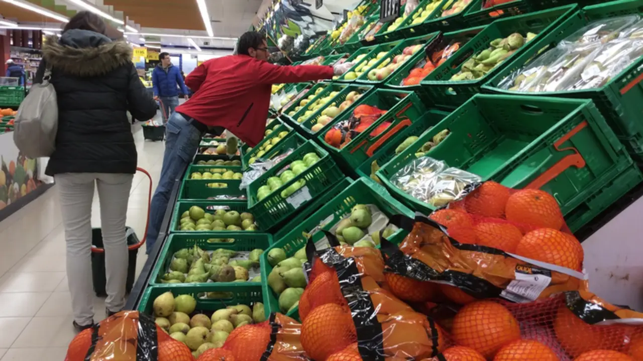 <p> Archivo - Frutas en un lineal - EUROPA PRESS - Archivo </p>