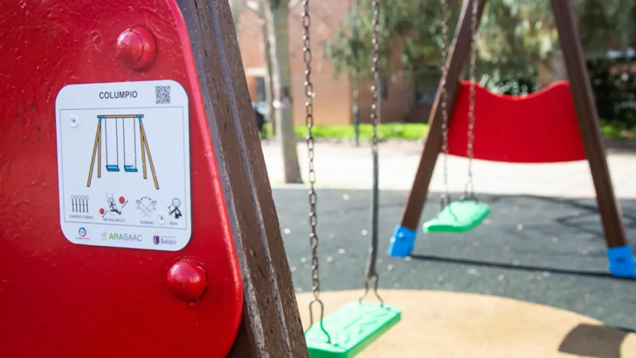 <p> Archivo - Pictograma o placa visual instalada en un parque para ni&ntilde;os con espectro autista, en Badajoz, Extremadura (Espa&ntilde;a), a 19 de febrero de 2021. Una serie de pictogramas o placas visuales posibilitar&aacute;n la plena inclusi&oacute;n de los ni&ntilde;os con Trastorno d - JAVIER PULPO - Europa Press - Archivo </p>