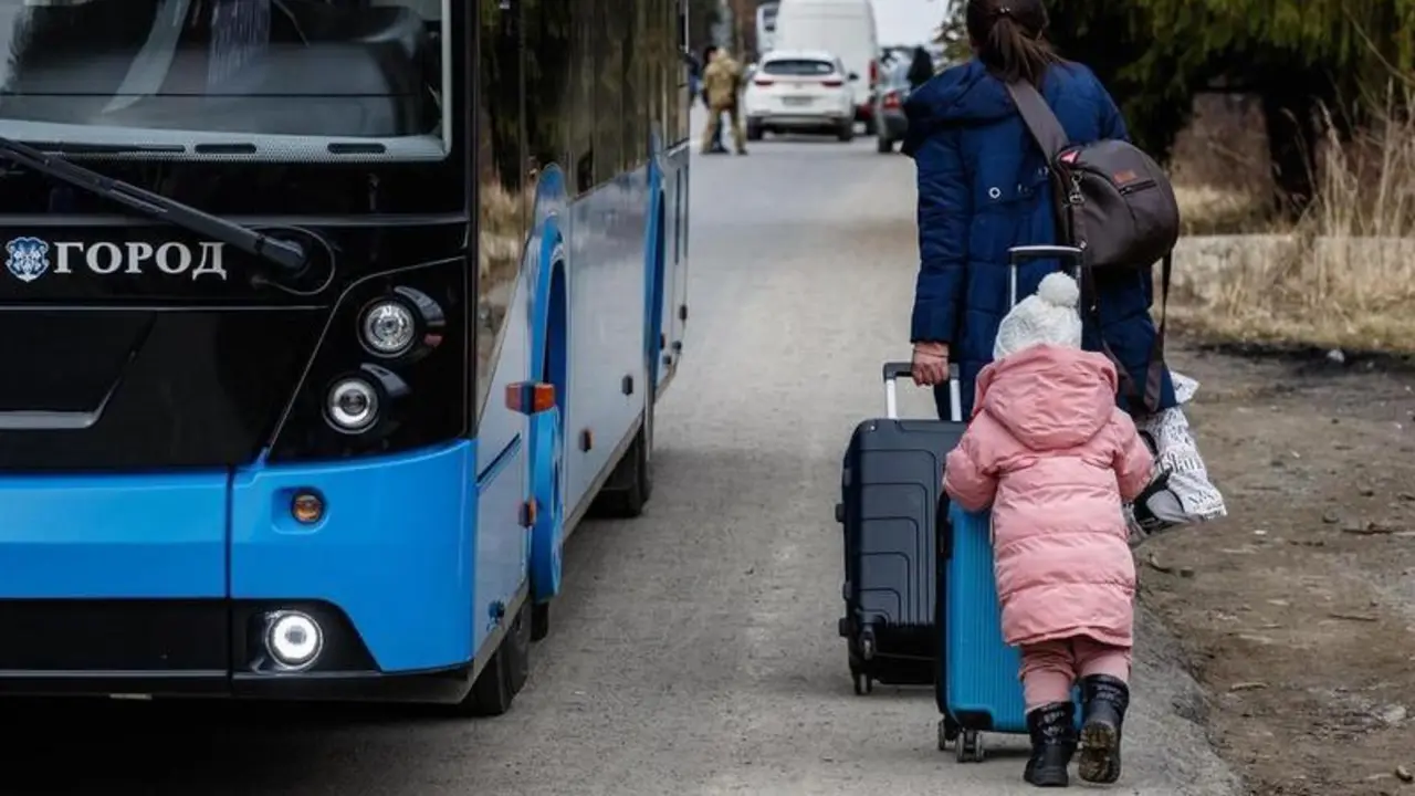 <p> Una mujer y su hija se dirigen a un checkpoint para cruzar la frontera desde Ucrania a Eslovaquia </p>