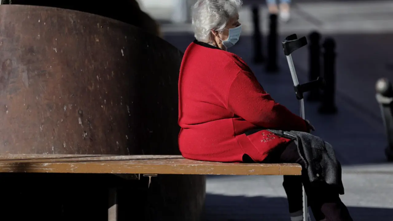 <p> Archivo - Una mujer sentada con mascarilla, a 8 de febrero de 2022, en Madrid (Espa&ntilde;a). - Eduardo Parra - Europa Press - Archivo </p>